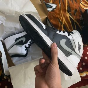 Air Jordan 1 Mids White Shadow (GS) Size 7y
